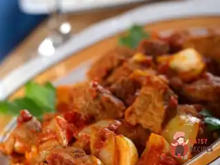 Тушена телятина з яблуками, корицею та червоним вином