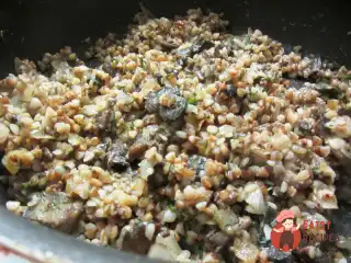 Гречана каша з грибами та цибулею