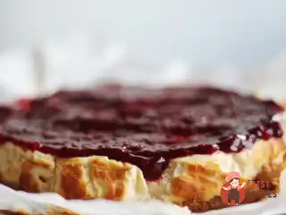 Низьковуглеводний чізкейк з брусничним соусом