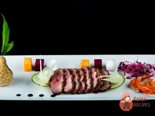 Качина грудка з картопляною «грушею»