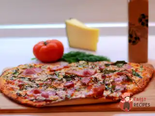 Піца з грудинкою, сиром та руколою