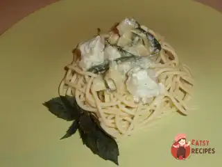 Спагетті у вершковому соусі з курячим філе та цукіні