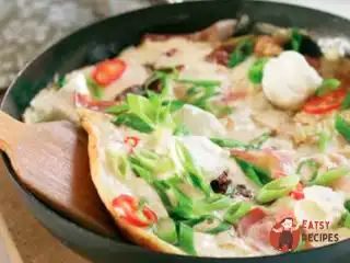 Яєчня з печерицями, ковбасками та сиром
