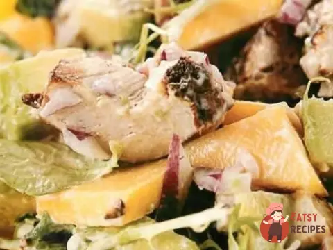 Салат з копченого курчати з манго та авокадо