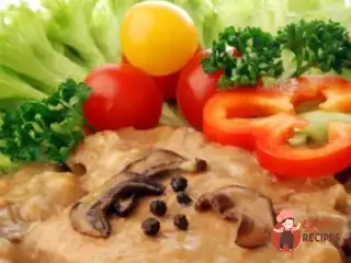 Свинина під грибним соусом зі сметаною та кропом