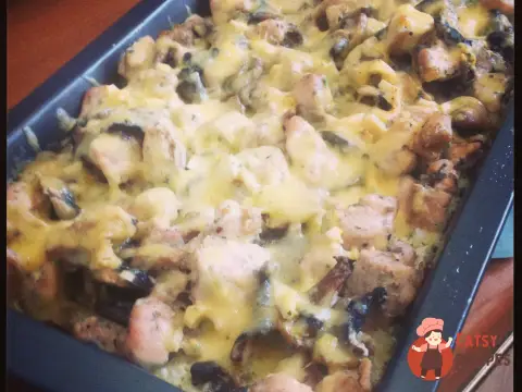 Курка, запечена з печерицями та рисом.