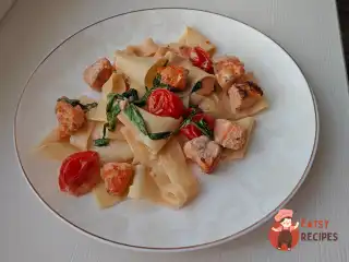 Паста в вершковому соусі з червоною рибою та помідорами черрі