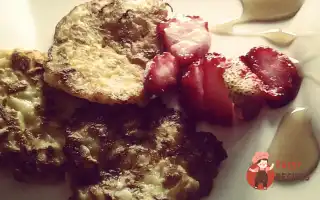 Яблучні Оладки З Полуницею Та Кленовим Сиропом