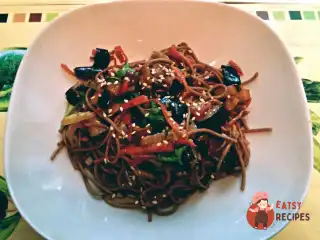 Гречана локшина з овочами