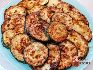 Ситна закуска з кабачків з сирним соусом