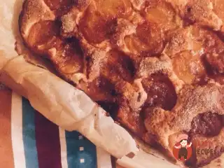Пиріг з карамелізованими зливами та корицею