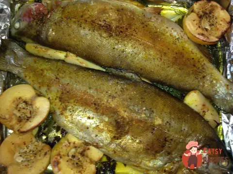 Форель, запечена з осінніми овочами та фруктами