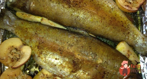 Форель, запечена з осінніми овочами та фруктами