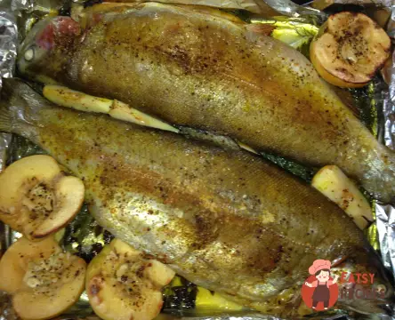 Форель, запечена з осінніми овочами та фруктами
