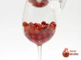 Вишні з червоним вином та прянощами