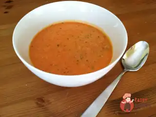 Томатний суп зі свіжим базиліком та вершками