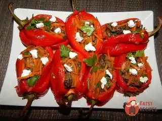 Запечений перець, фарширований фетою, обсмаженими овочами та грибами