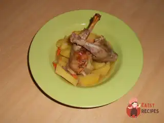 Кролик з картоплею в духовці