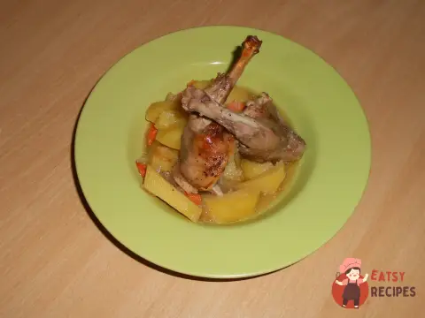 Кролик з картоплею в духовці