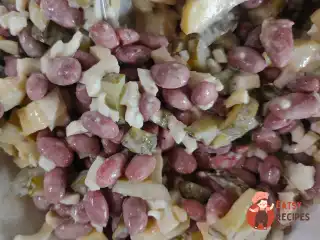 Салат з квасолею, солоним огірком, яйцем та картоплею