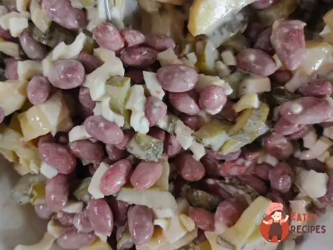 Салат з квасолею, солоним огірком, яйцем та картоплею