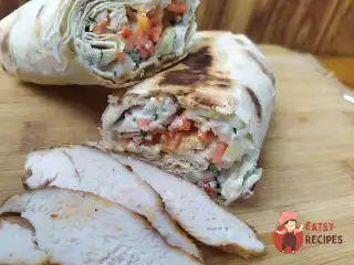 Домашня шаурма із запеченою курячою грудкою та йогуртовим соусом